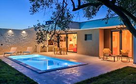 Villa Solis-Modern Villa For A Romantic Retreat, Heated Pool