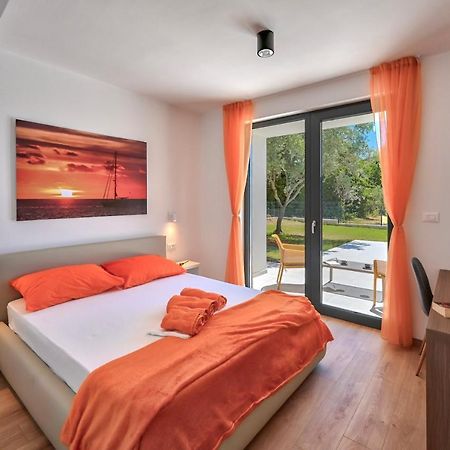 Villa Solis-Modern Villa For A Romantic Retreat, Heated Pool Ližnjan Exterior foto
