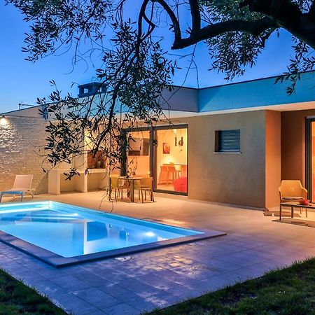Villa Solis-Modern Villa For A Romantic Retreat, Heated Pool Ližnjan Exterior foto