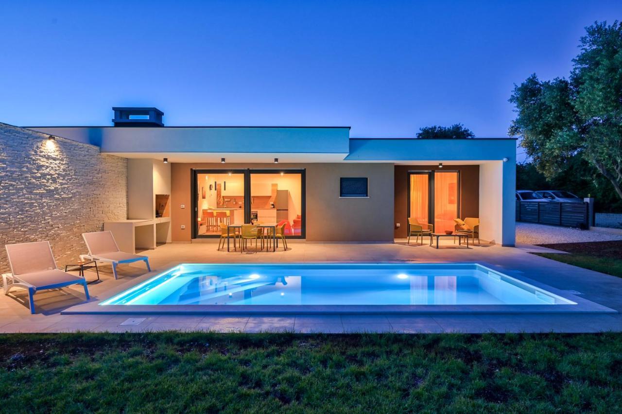 Villa Solis-Modern Villa For A Romantic Retreat, Heated Pool Ližnjan Exterior foto