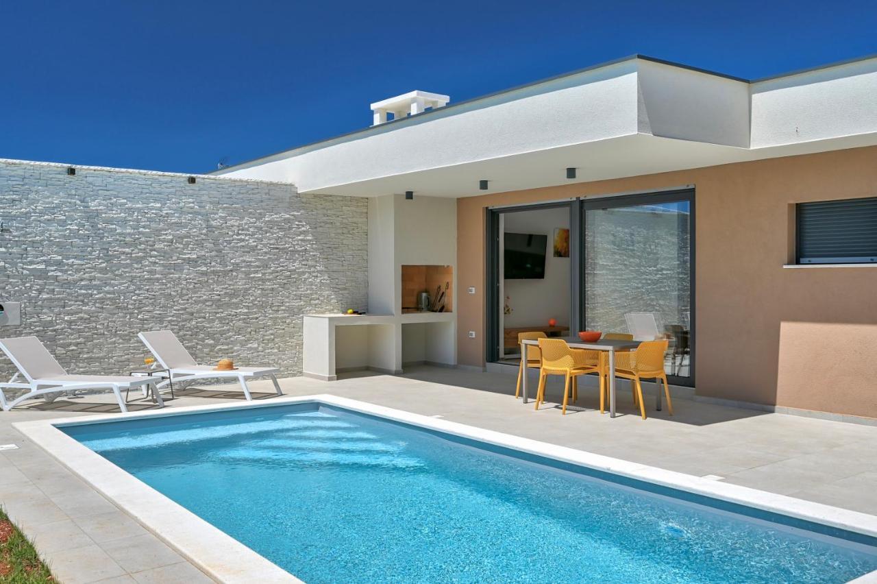Villa Solis-Modern Villa For A Romantic Retreat, Heated Pool Ližnjan Exterior foto