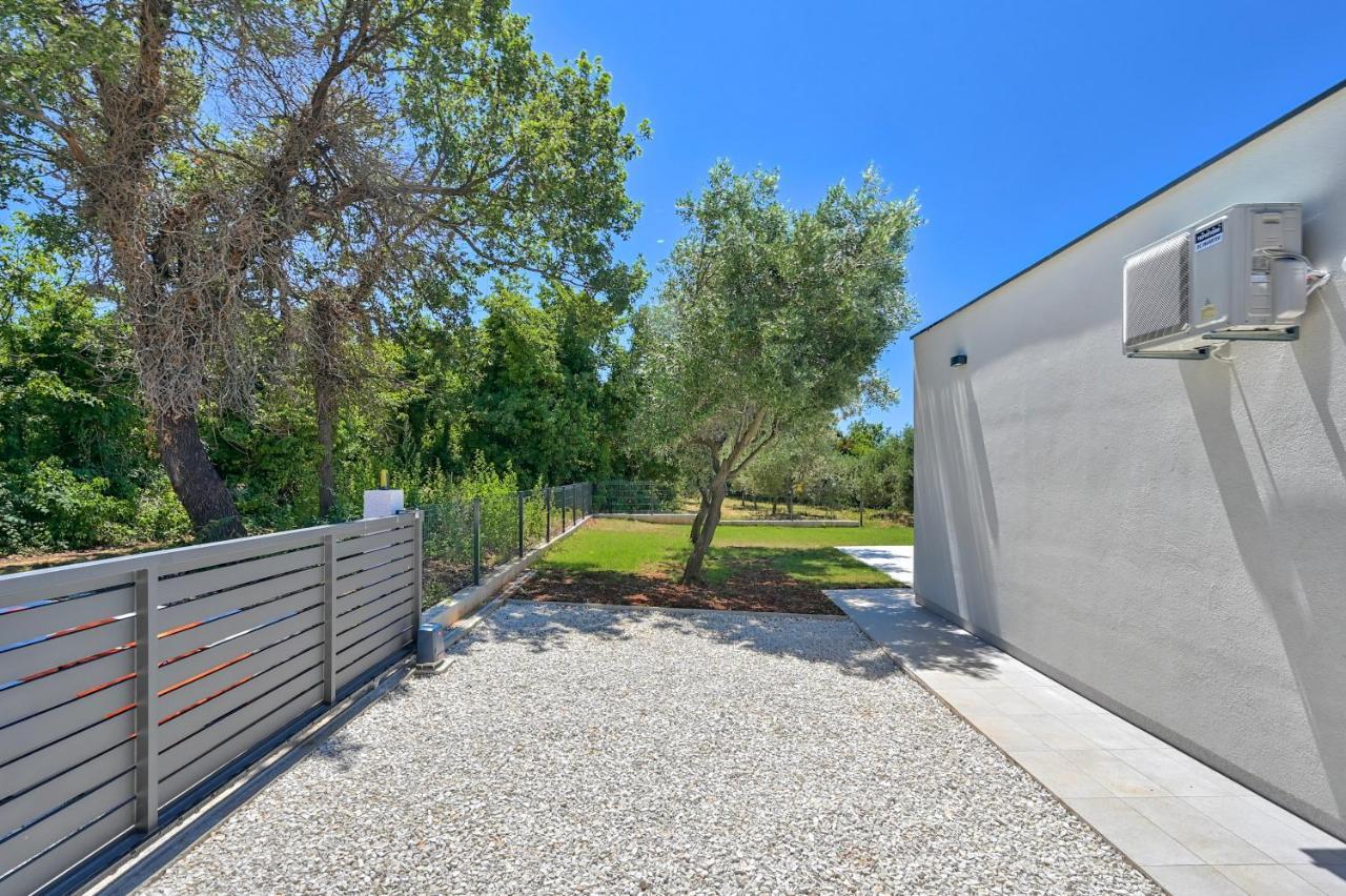 Villa Solis-Modern Villa For A Romantic Retreat, Heated Pool Ližnjan Exterior foto