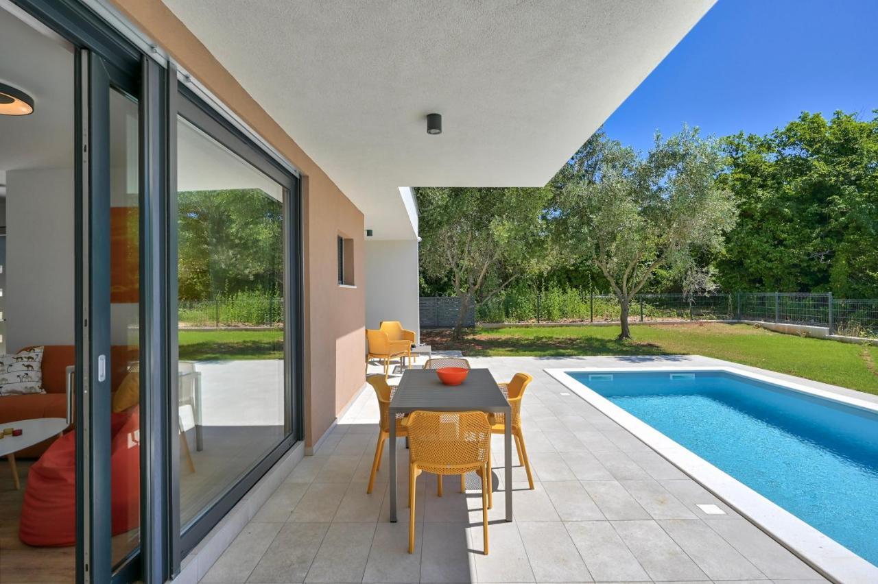 Villa Solis-Modern Villa For A Romantic Retreat, Heated Pool Ližnjan Exterior foto
